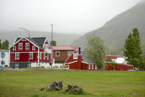 Islande, Seydisfjordur, maisons rouges 