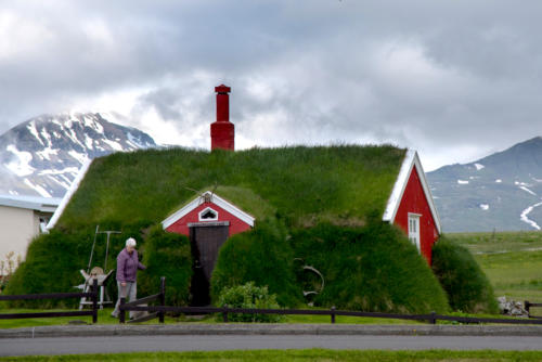 Islande, Bakkagerdi, maison traditionnelle avec sa propriétiare