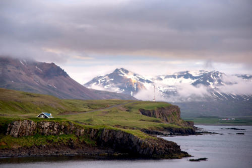 Islande, Borgarfjarðarhöfn, les montagnes se dégagent