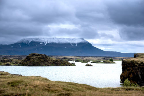 Islande,  le lac Myvatn sur fond de montagne enneigée