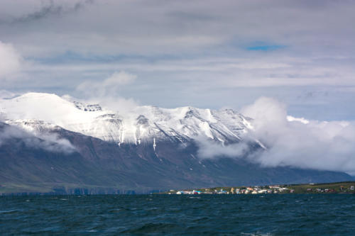 Islande, Hauganes, le site de notre sortie baleine dans le fjord entre les sommets enneigés