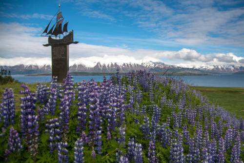 Islande, péninsule de Tröllaskagi, monument à la mémoire d'une goélette naufragée
