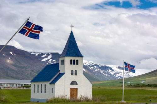 Islande, Hofsós, église pavoisée pour la fête nationale