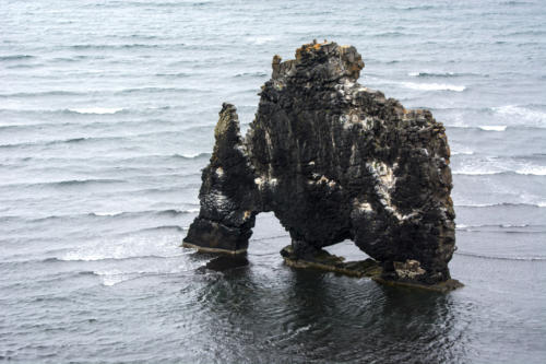 Islande, péninsule de Vatness, la roche percée 