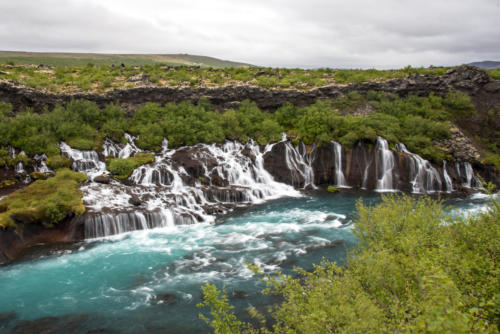 Islande, cascade Hraunfossar 