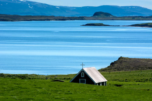 Islande, Péninsule de Snaefellsness, écrin bleu pour la petite église