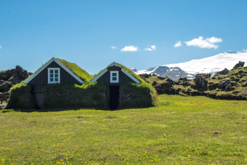 Islande, Petites maisons au toit de tourbe à Hellissandur