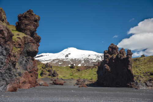 Islande, Arnarstapi, roches volcaniques sculptés sur fond du glacier Snaefellsness