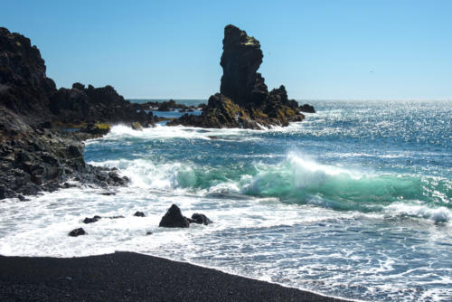 Islande, Arnarstapi, la force des vagues sculpe la lave 