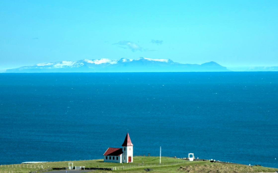 Islande, Arnarstapi, église sur fond de montagnes enneigées