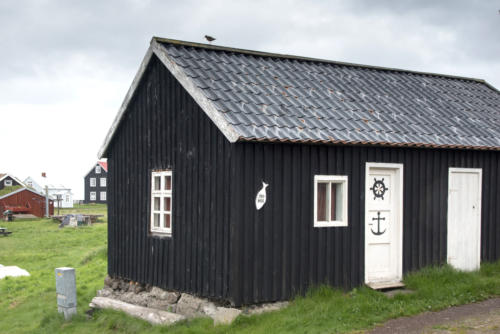 Islande, île de Flattey, petite maison de bois du village