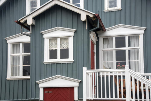 Islande, île de Flattey, belle maison peinte en gris blanc et rouge  