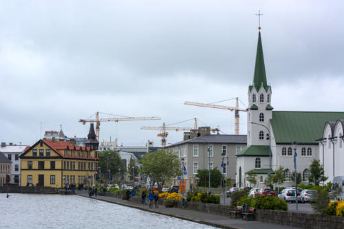 Islande, le lac Tjornin et la véritable cathédrale de reykjavik