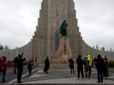 Islande, église luthérienne de Reykjavik qui rappelle par orgues basaltiques du pays