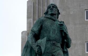 Islande, la statue devant l'église luthérienne de Reykjavik représente Leif Erikson, fils d'Erik le Rouge, qui aurait atteint l'Amérique à partir de l'Islande autour de l'an mille. 