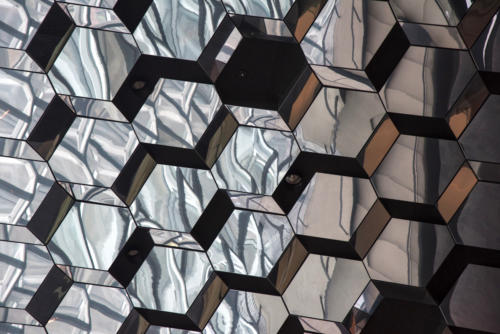 Islande, Reykjavik, jeu de lumières dans les hexagones de verre de la structure du Harpa