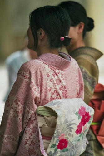 Japon, Kamakura - Jeunes japonaises en kimono au temple Kotoku-in