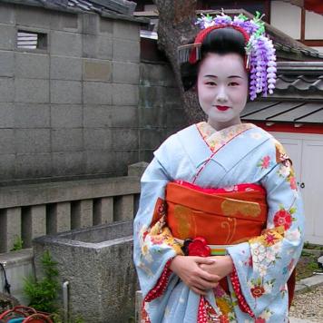 Japon, Kyoto - Gheshas ou jeunes femmes posant en geishas