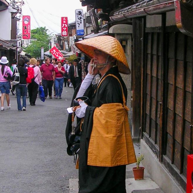 Japon, Kyoto - moine mendiant dans les rues de la ville