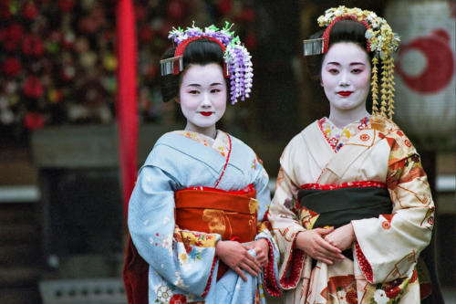 Japon, Kyoto - Gheshas ou jeunes femmes posant en geishas