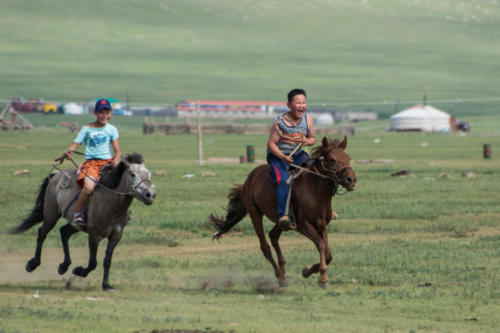 Jeux d'enfants mongols en toute liberté
