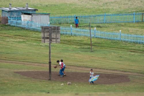 Mongolie-de Karakorum à la vallée de l'Orkhon, jeux d'enfants