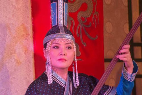 Le cirque traditionnel Mongol, musicienne