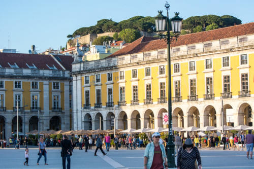 Lisbonne - Place du commerce et château Saint Georges