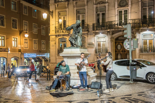 Lisbonne by night, musiciens sur Largo do Chiado