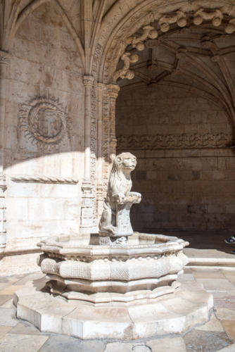 Bélem, Monastère des hiéronymites, fontaine dans le cloître