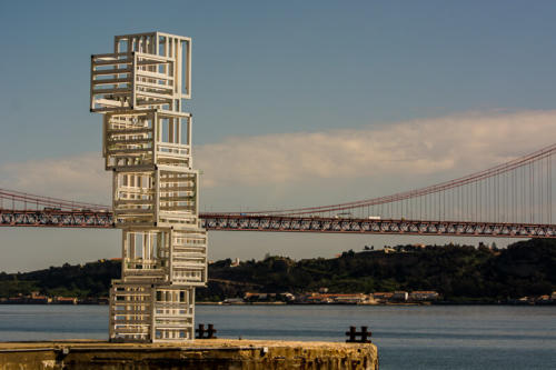 Belem, sculpture moderne devant le pont du 25 avril
