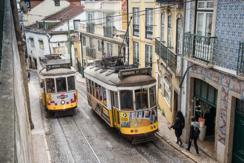 Lisbonne - Le tram 28 depuis la terrasse de Saint Vincent de Fora