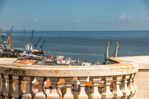 Lisbonne - Les docks vue depuis la terrasse du musée des azulejos