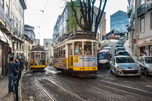 Les trams dans les rues escarpées de Lisbonne