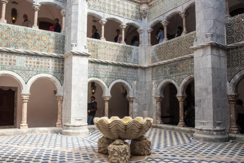 Azulejos dans le cloître du palais de la Pena