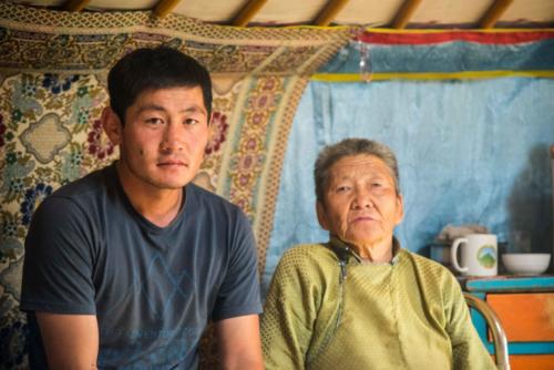 Mongolie - de Karakorum à l'Orkhon, notre chauffeur et sa grand-mère