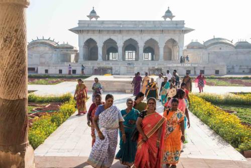 Inde-Agra-fort rouge-femmes en sari