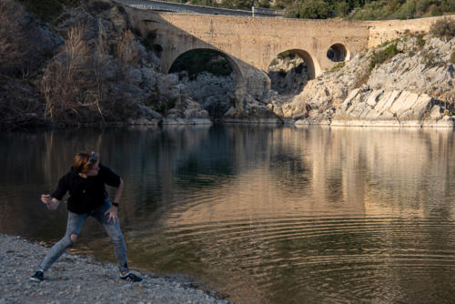 Ricochets sur l'Hérault au pied du pont du diable