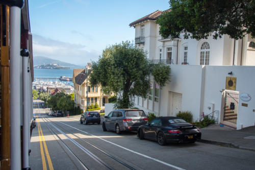 Descente en cable car d'une rue de San Francisco 