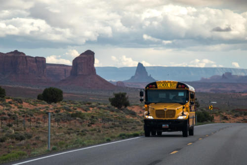School bus pr!s de Monument Valley