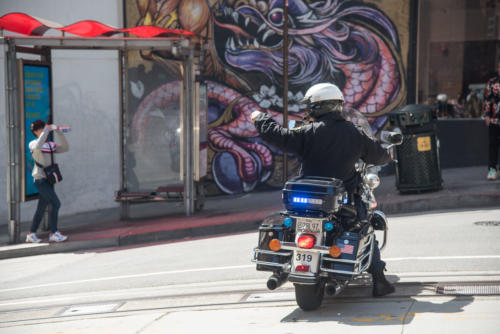 San Francisco- Policier américain devantfresque murale à Chinatown