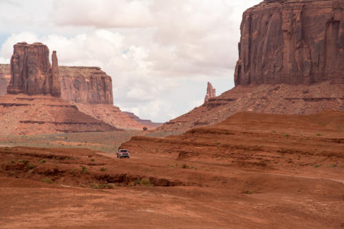 Monument Valley - la voiture donne la taille du paysage 