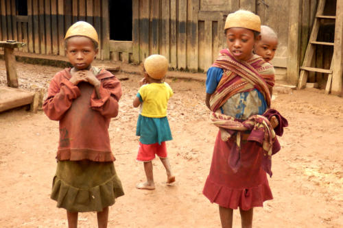 Madagascar - Antroetra, enfants du village Zafimanary