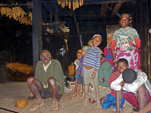 Madagascar - Antoetra, Village Zaffarany, dans la maison de l'ancien avec les enfants