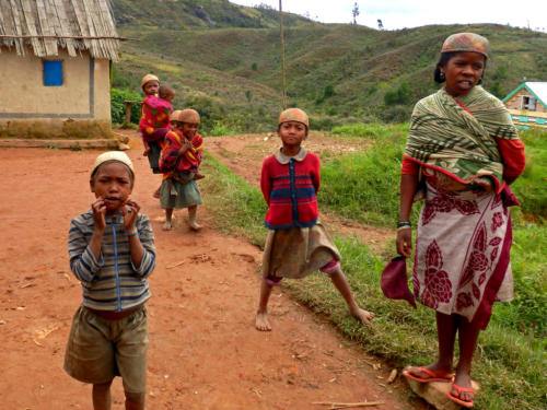 Madagascar - Antroetra, enfants du village Zafimanary