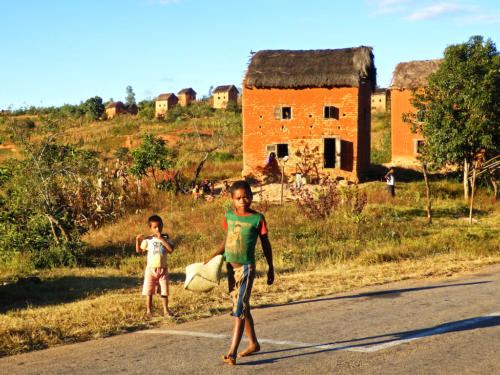 Madagascar - pays Zafimaniry, séchage des grains