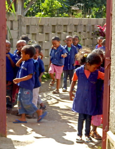 Madagascar - forêt de Ronamafana, cour d'école