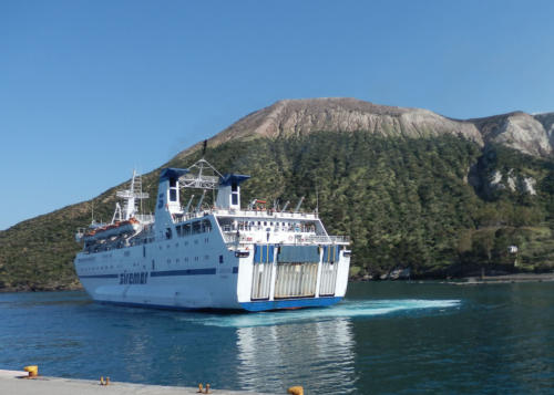 Ferry devant Vulcano