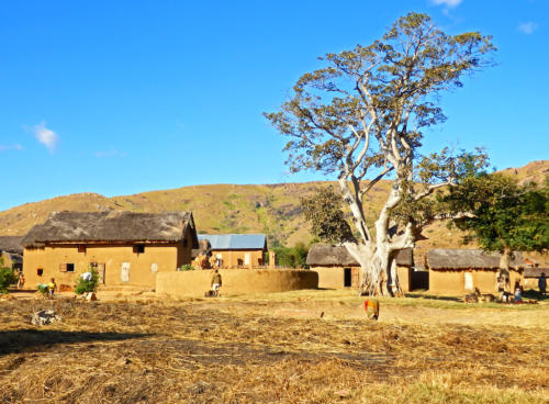 Madagascar - Vallée de Tsaranoro, village servi par la taxi-brousse via la piste entretenue par le Camp Catta