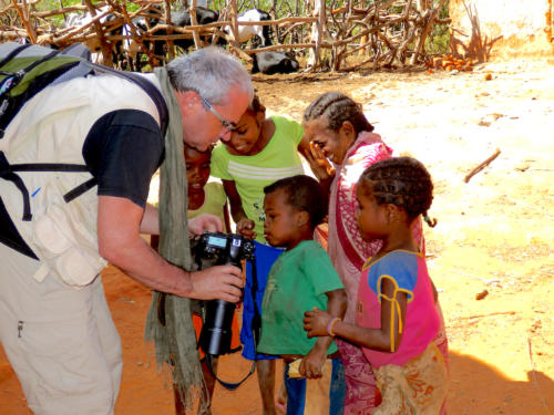 Madagascar - village de Tsaranoro, les enfants veulent tous se voir dans l'appareil